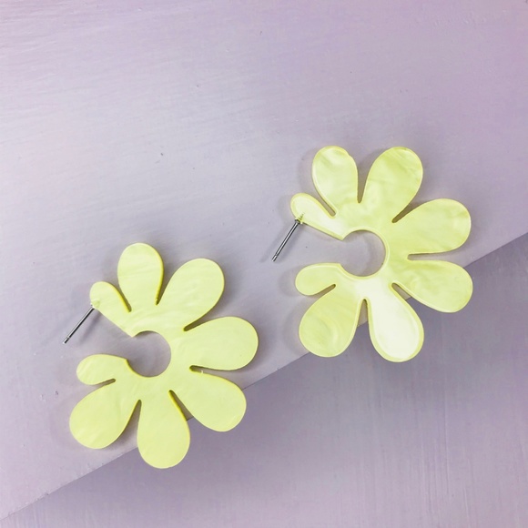 🆑 Yellow Blossom Hoop Earrings - Picture 5 of 5